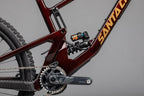 Detalle de biela SRAM y amortiguador Fox de la Santa Cruz Nomad C V5 XT vino