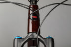 Vista frontal del tubo de dirección y horquilla de la Santa Cruz Nomad C V5 XT vino