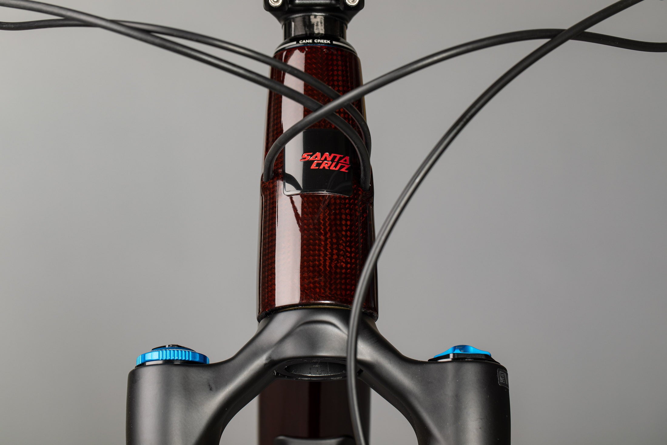 Vista frontal del tubo de dirección y horquilla de la Santa Cruz Nomad C V5 XT vino