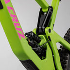 Amortiguador trasero y bieleta de la bicicleta Santa Cruz Nomad CC V5 verde