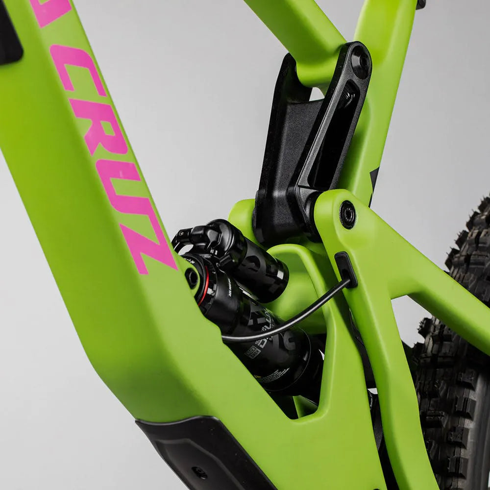 Amortiguador trasero y bieleta de la bicicleta Santa Cruz Nomad CC V5 verde