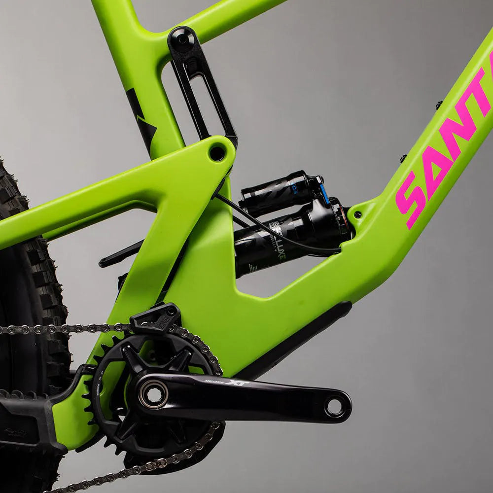 Detalle de biela, plato y amortiguador de la Santa Cruz Nomad CC V5 verde