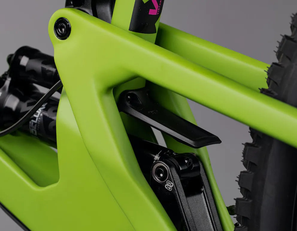 Detalle del ajuste Flip Chip en la suspensión Santa Cruz Nomad CC V5 verde