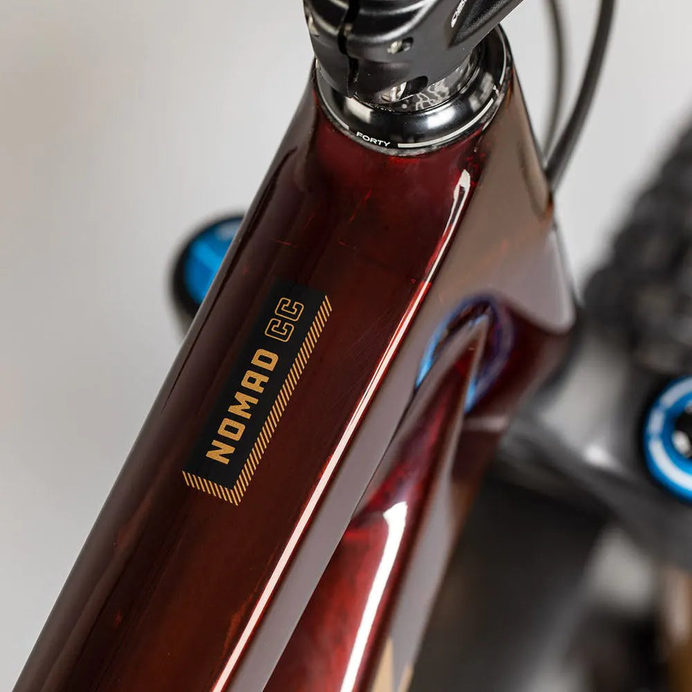 Detalle del tubo superior color vino de la bicicleta Santa Cruz Nomad CC V5