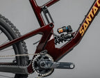 Detalle de biela SRAM y amortiguador Fox en la Santa Cruz Nomad CC V5 color vino