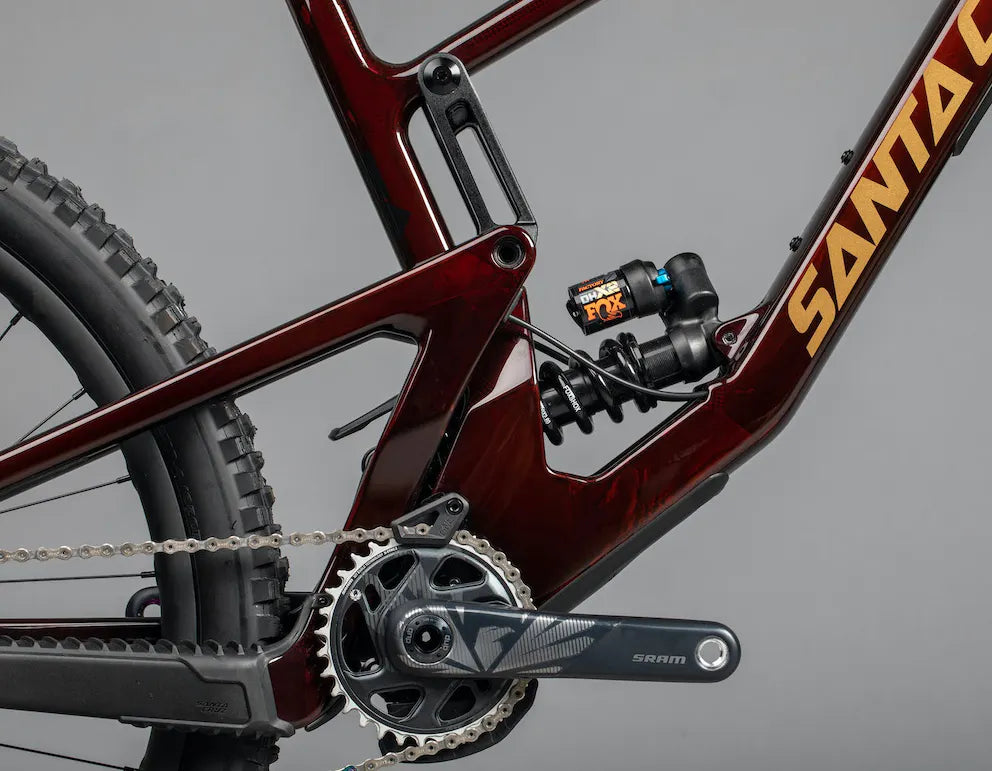 Detalle de biela SRAM y amortiguador Fox en la Santa Cruz Nomad CC V5 color vino
