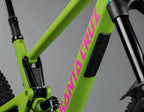 Detalle del tubo inferior verde con logo rosado de la Santa Cruz Nomad CC V5